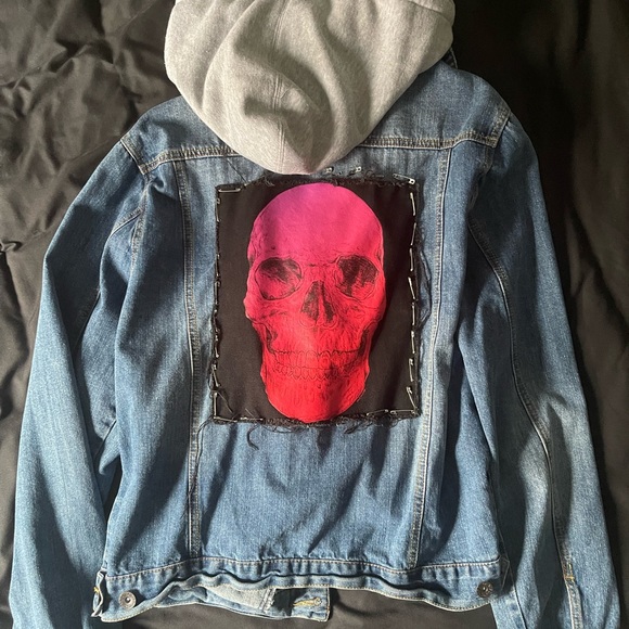 💙HEAVY DENIM JACKET WITH FAUX HOODIE/REMOVABLE SKULL PATCH BACK 💀 - Picture 4 of 4